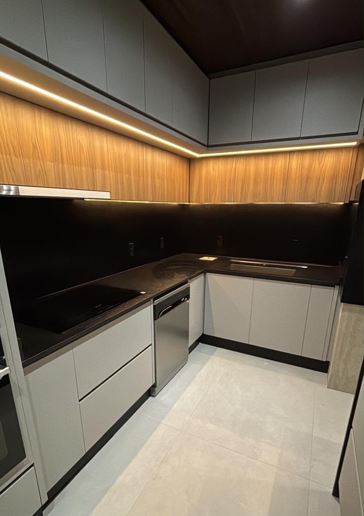 Cozinha contemporânea com bancada em granito preto absoluto