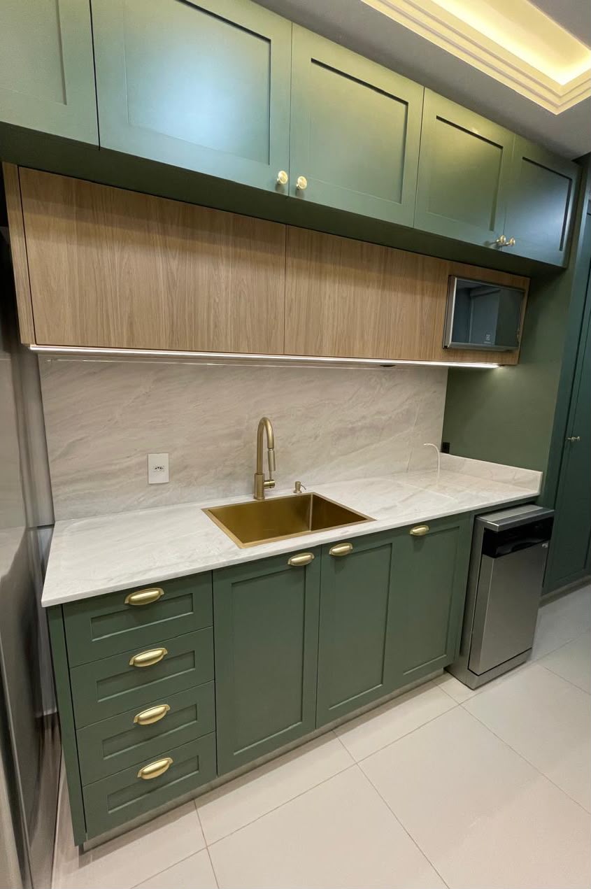Cozinha clássica com bancada em mármore branco e cuba dourada